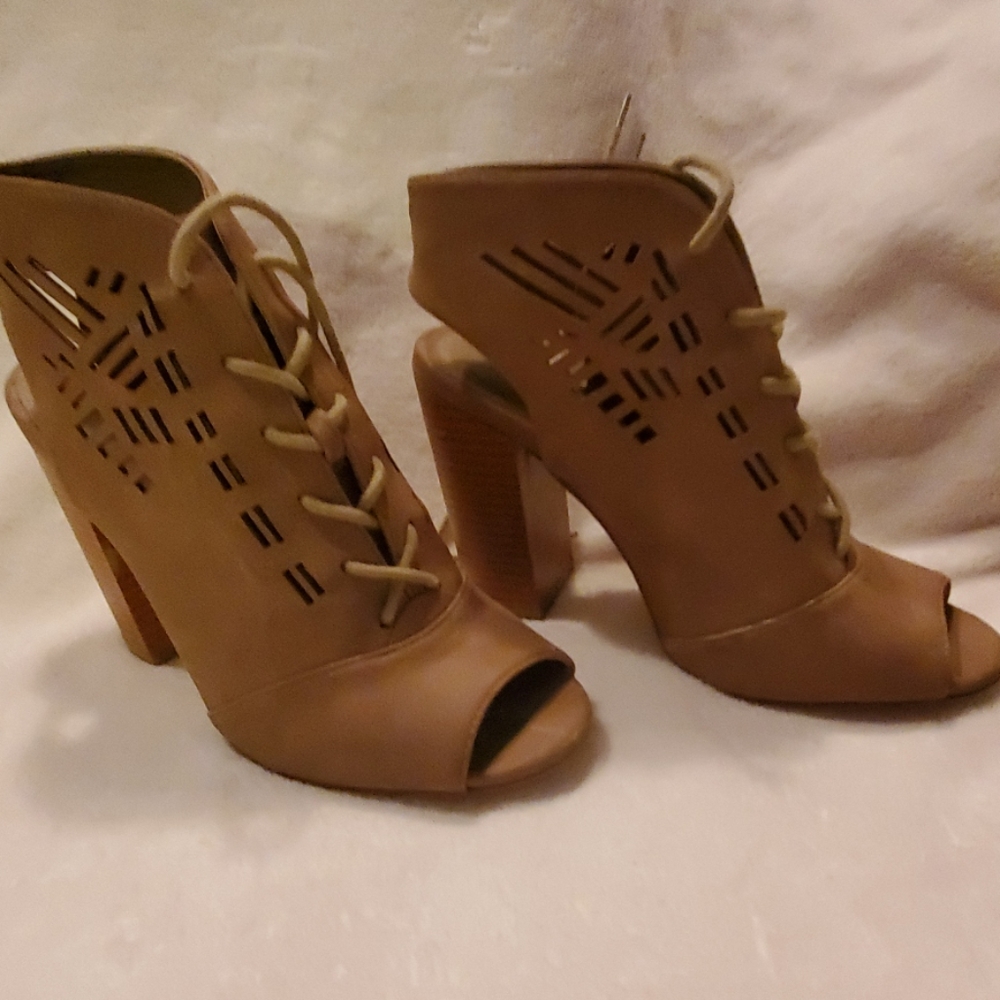 Altard state, tan, lace up shoes with 3" heels.